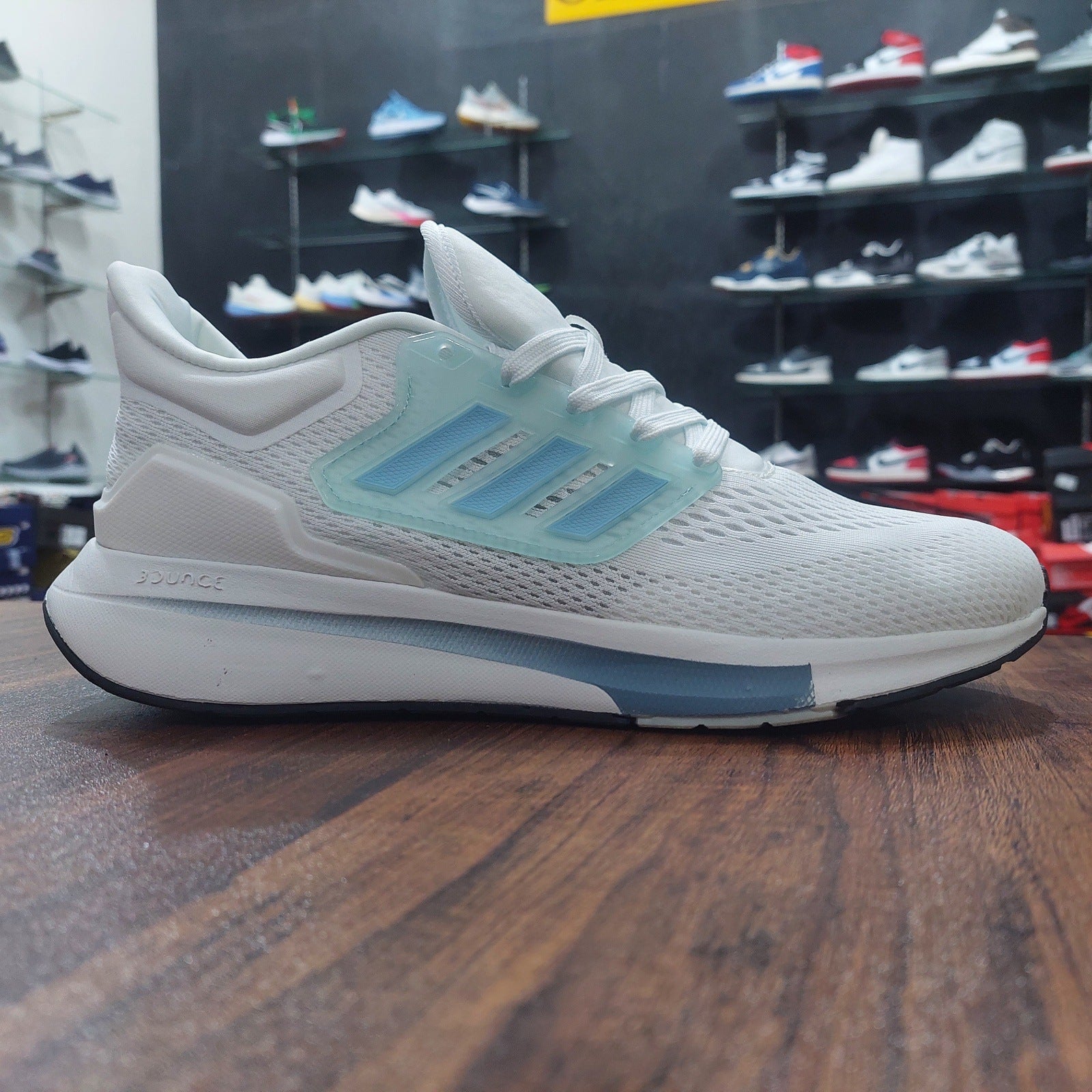AD Ultra Bouncce Running White Sea