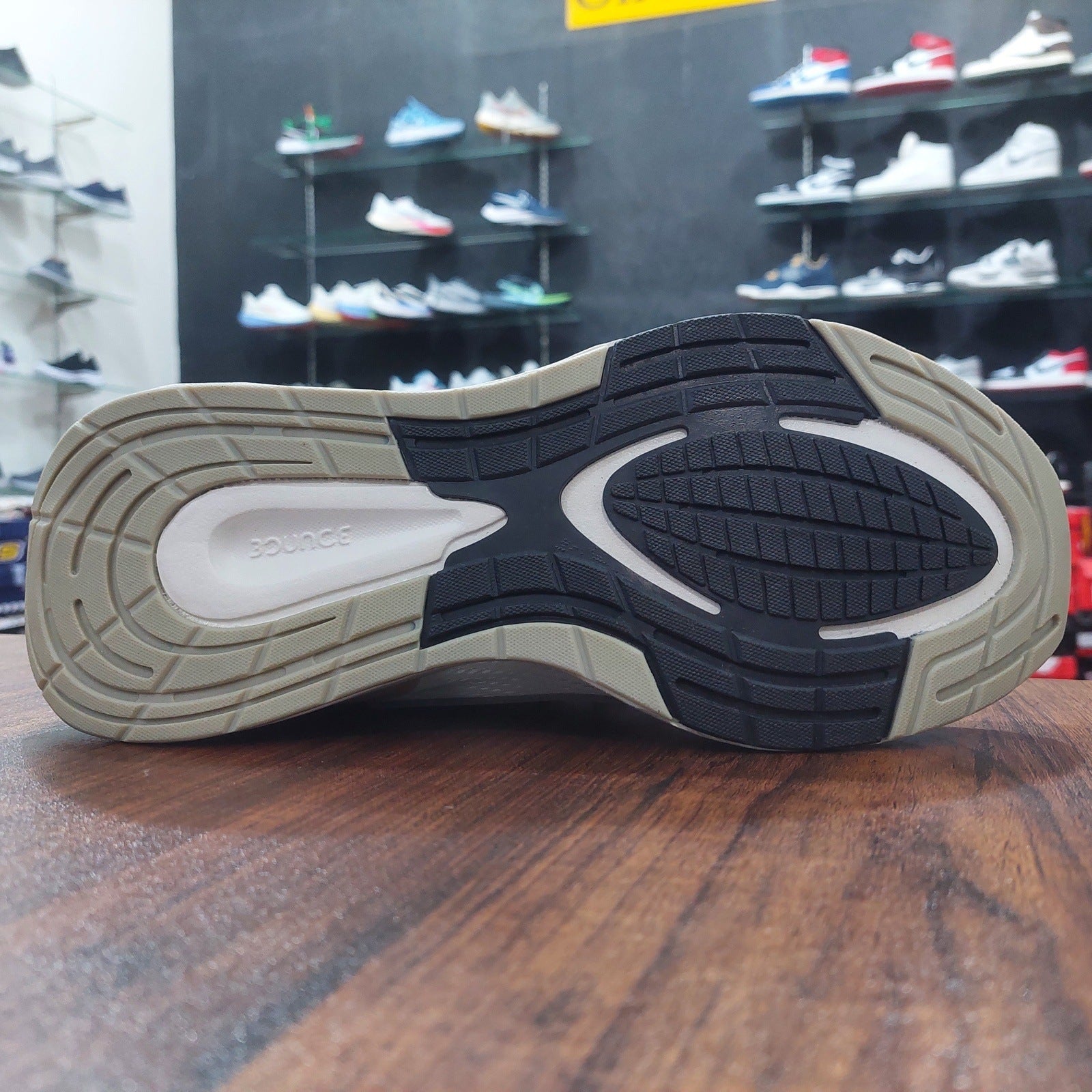 AD Ultra Bouncce Running White Buiscuit