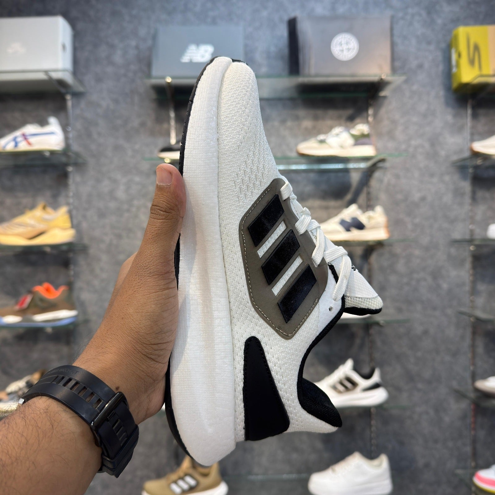Ad PureBoost 22 White Black 2.0