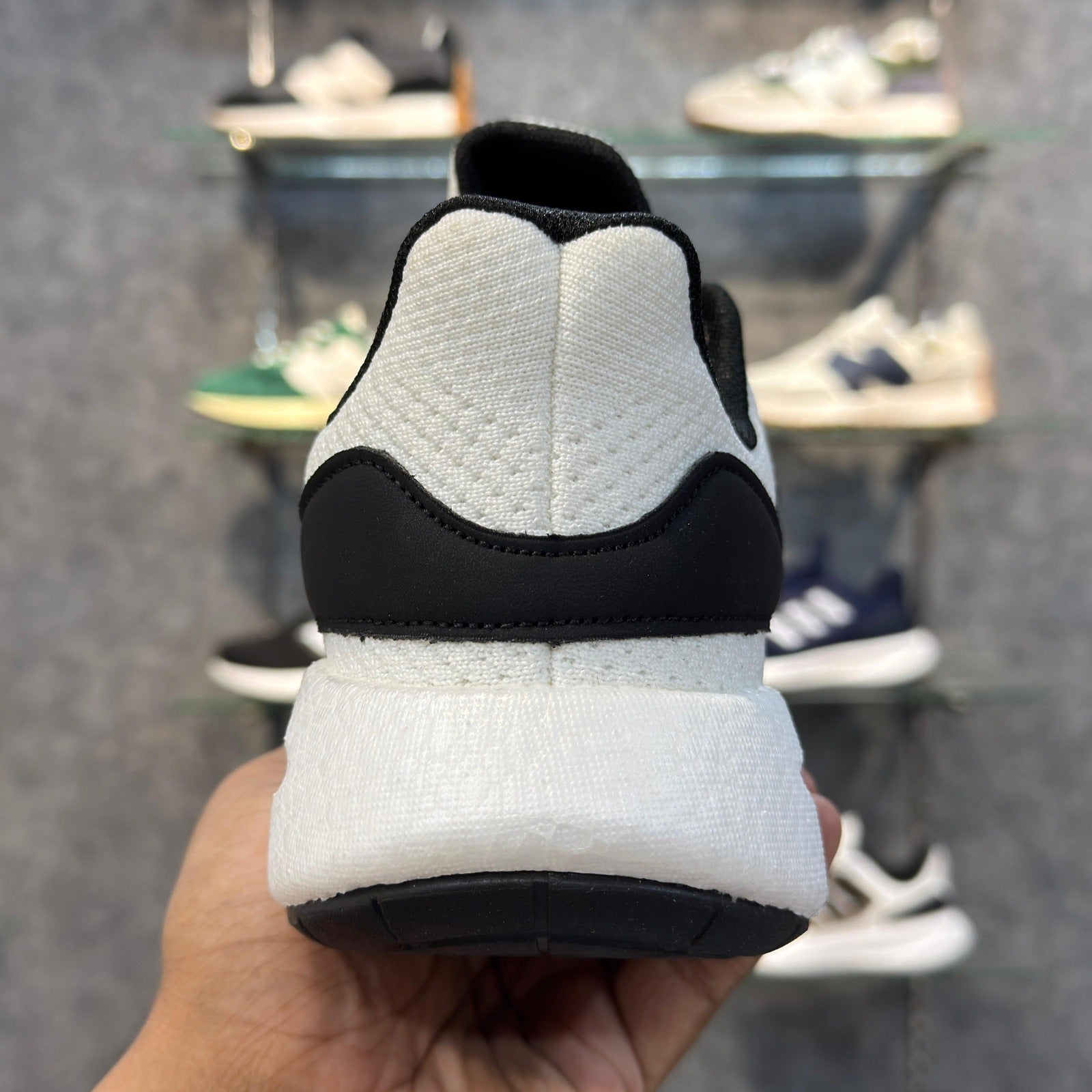 Ad PureBoost 22 White Black 2.0