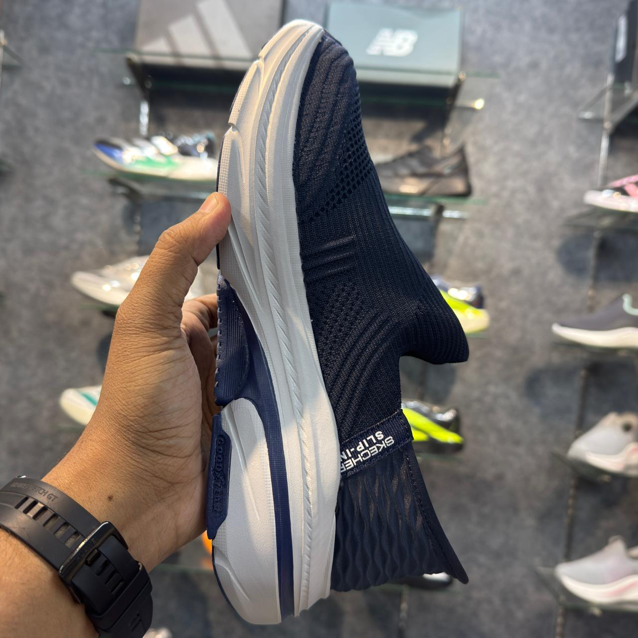 Sketcher Max Cushion Archfit Slip ins 