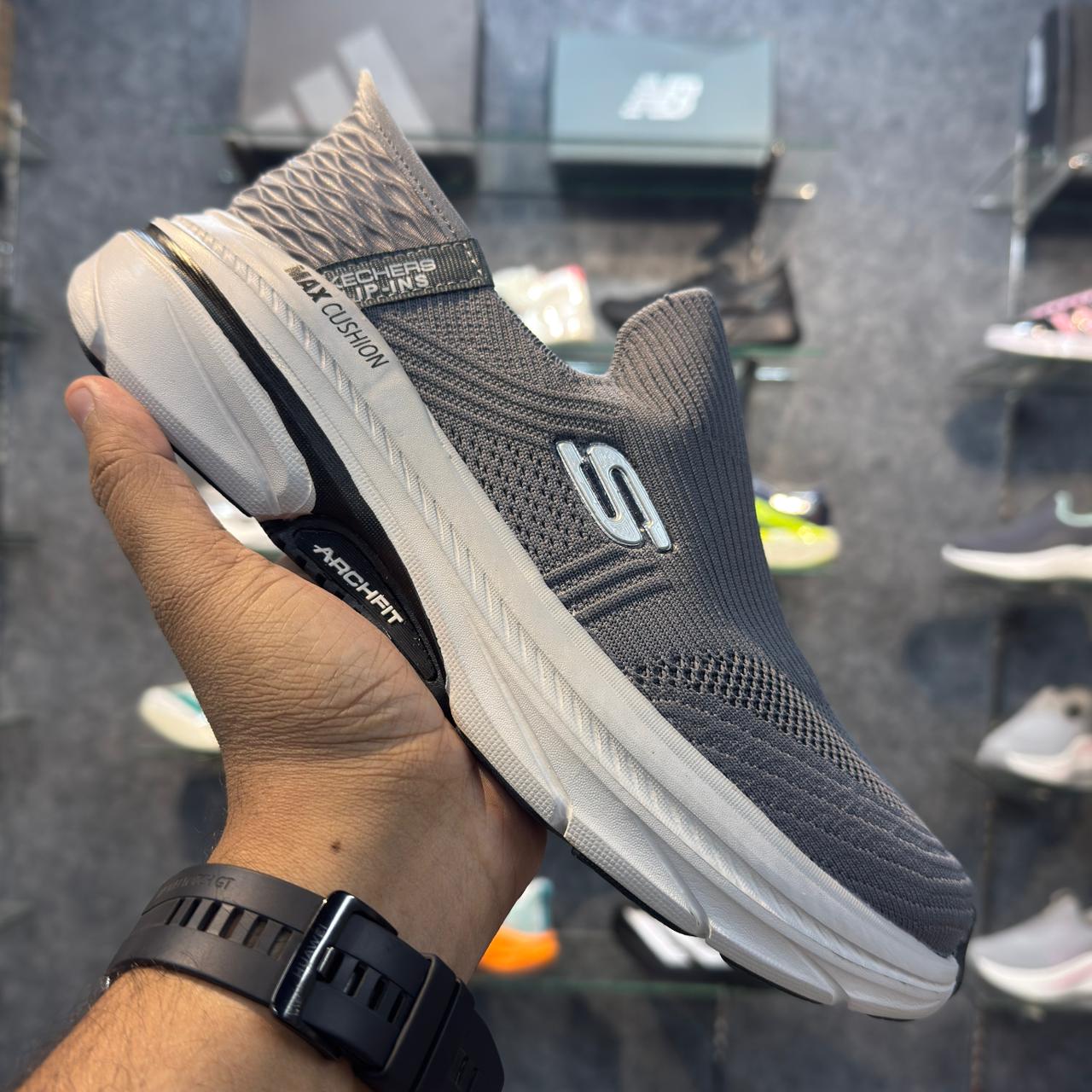 Sketcher Max Cushion Archfit Slip ins 