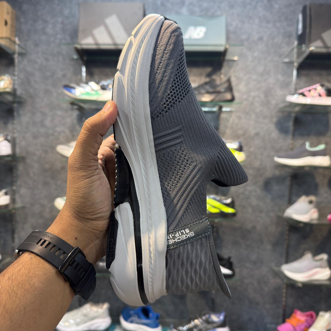 Sketcher Max Cushion Archfit Slip ins 