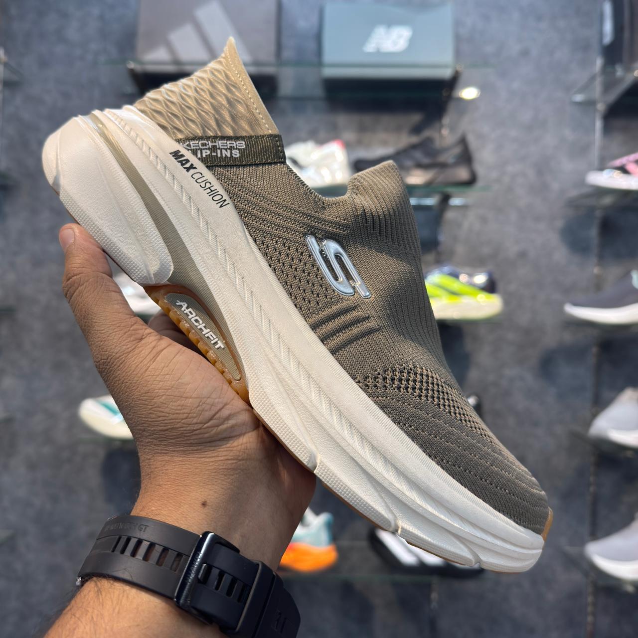 Sketcher Max Cushion Archfit Slip ins 