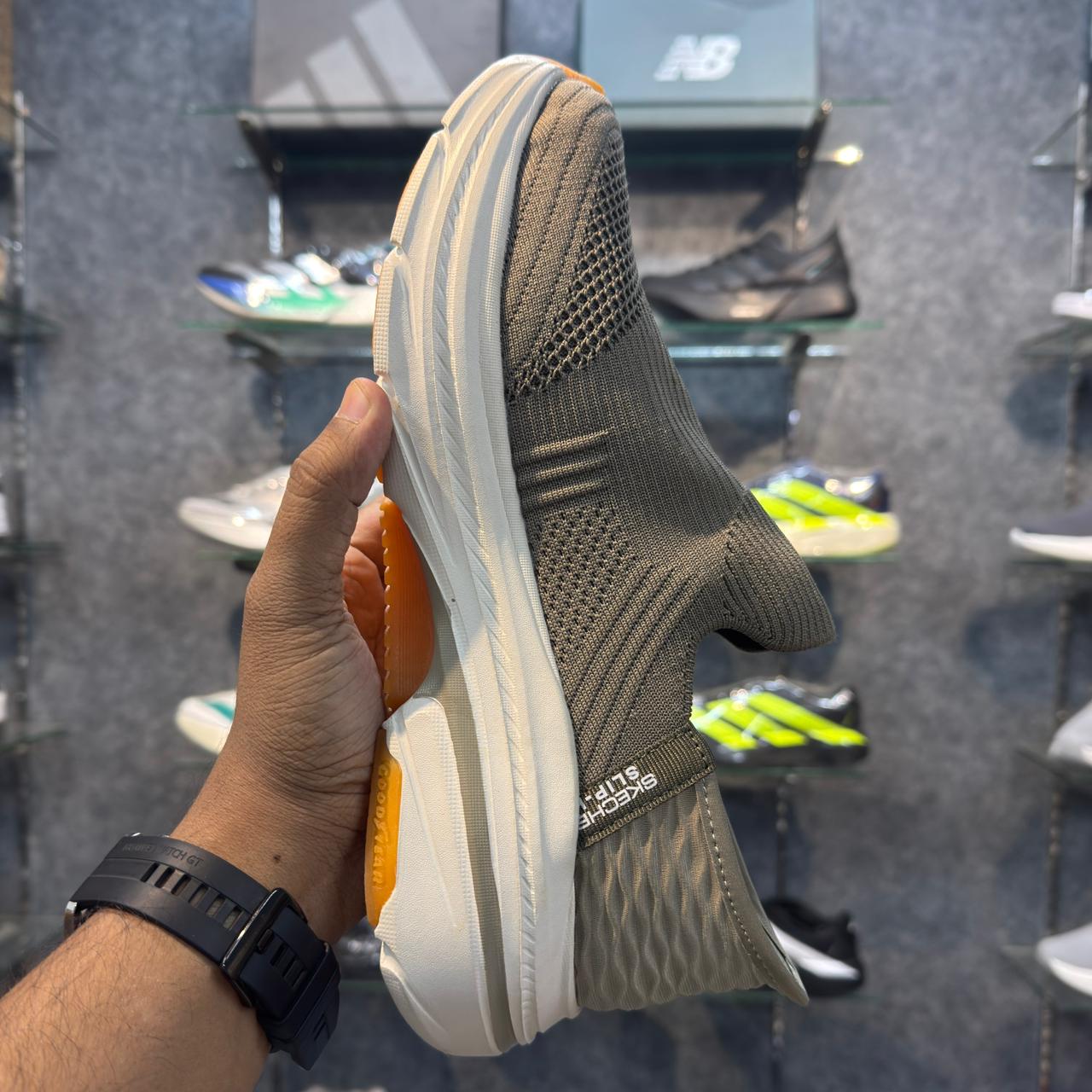 Sketcher Max Cushion Archfit Slip ins 