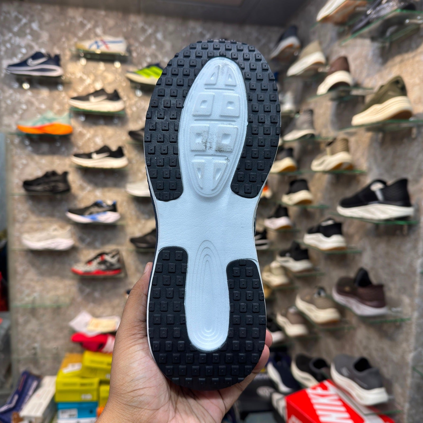NK ZoomX Vomero “Navy”